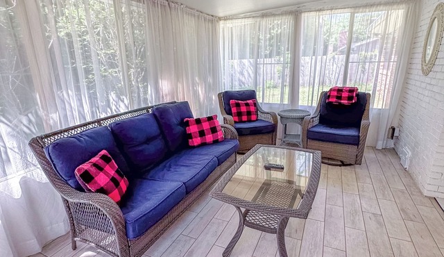 Saltwater Escape - Near NAS, Beach & Downtown