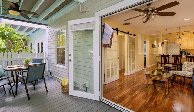 *SALTWATER HARMONY @ THE ANNEX* Charming Condo & Pool + LAST KEY SERVICES.