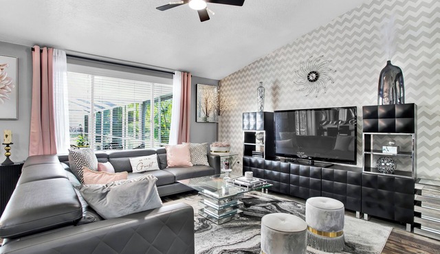 Saltwater Heated Pooln 15 Min to Downtownn& Parks
