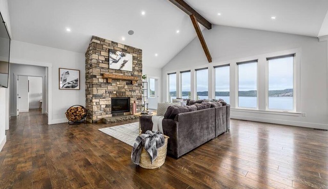 Saltwater Manor - Amazing Ocean View & Hot Tub!