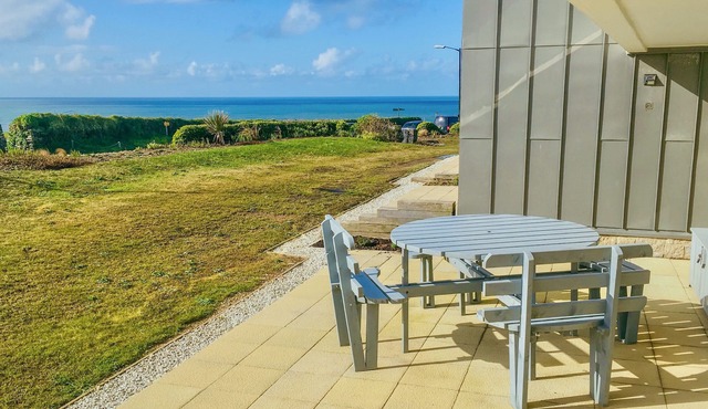 SALTWATER, ONE LUSTY GLAZE, family friendly, with a garden in Newquay