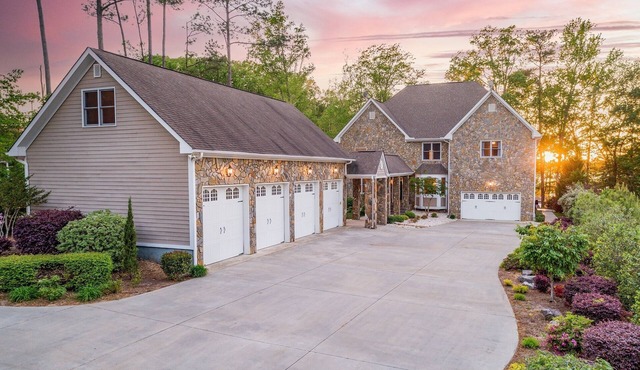 💥 Saltwater Pool, 8 Bedrms, Hot tub, Sunset Views, Main Lake Cove, Pets🥇