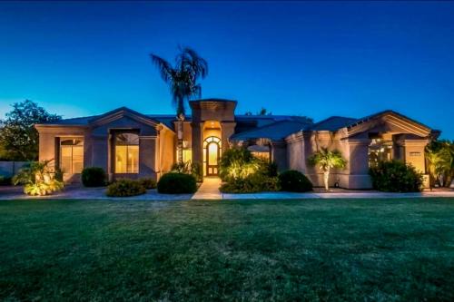 Saltwater Pool and Fire Pit Luxe Queen Creek Oasis!