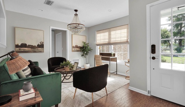 Saltwater Pool, Fenced in Yard w/King Size Bed