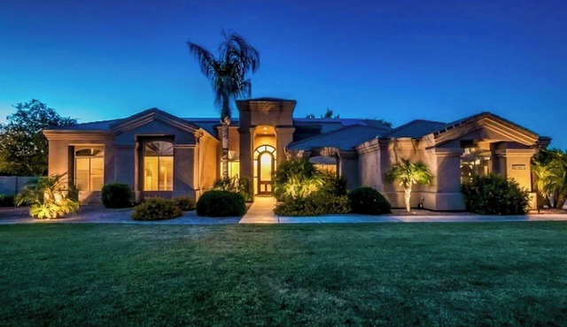 Saltwater Pool & Fire Pit: Luxe Queen Creek Oasis!