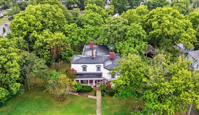 Saltwater pool, hot tub, and trampoline ! 4 beds! Baby crib!