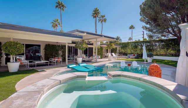 Saltwater Pool with Tanning Shelf, Spa, Two Fire Pits, Outdoor Shower, Free WiFi