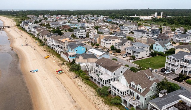 SALTWATER SAPPHIRE - 4BD, 3.5BA - Sleeps 10 - Short walk to the Beach!