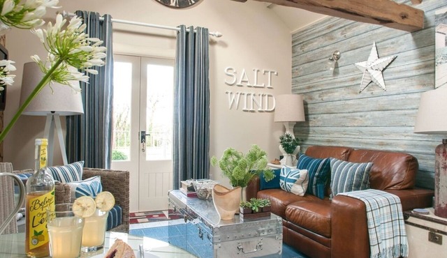 SALTWIND GRANARY, romantic, luxury holiday cottage in Clovelly