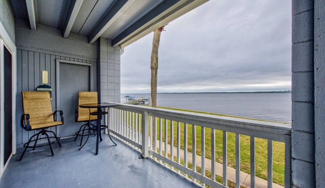 Salty Breezes, Panacea.Bay Front, Wrap Around Balcony, Pool, NO BOATS