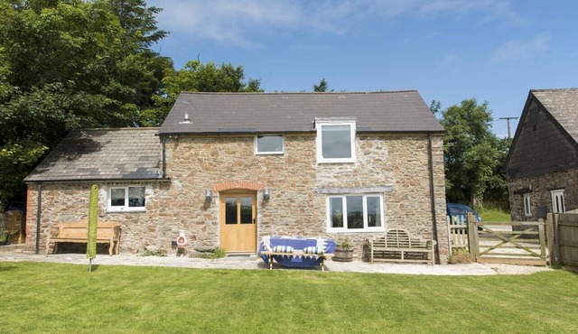 SALTY COTTAGE, pet friendly, with open fire in Morwenstow