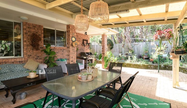 Salty Crew villa , Central spot , Pet friendly ,private garden oasis secure yard