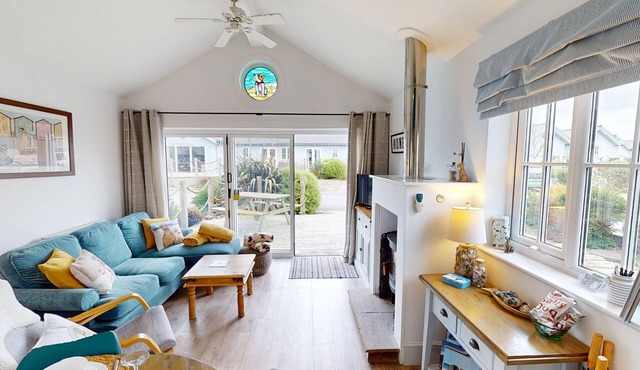 Salty Dog - a beach house that sleeps 4 guests in 2 bedrooms