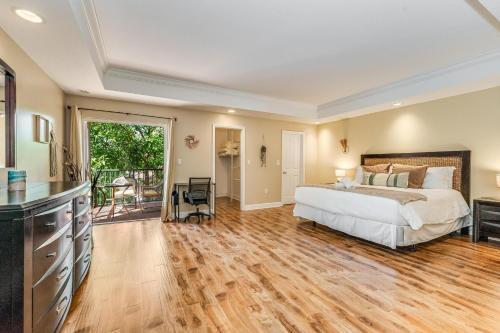 Salty Fox 5BD Oasis w Spa, Beach & Downtown