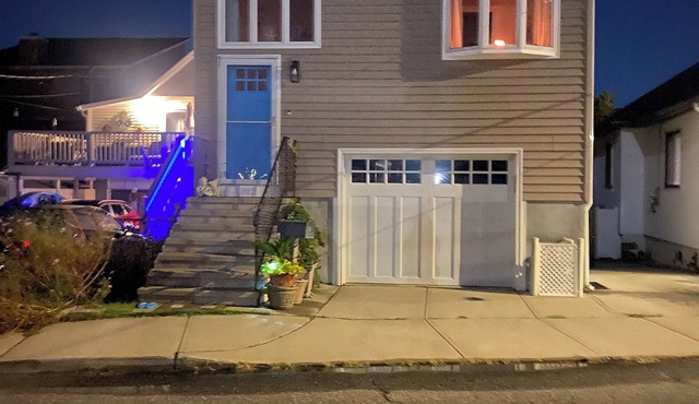 SALTY KISSES COZY HOME WITH WATER VIEW, BEACH ACCESS, BOARDWALK END OF STREET