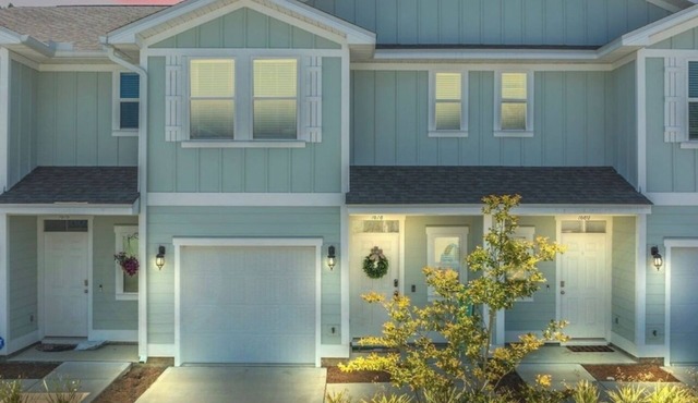 Salty Kisses - 3 miles to beach, pool, gameroom theater room, close to Pier Park