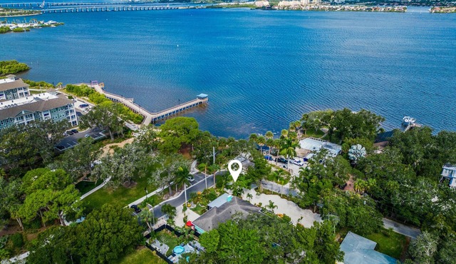 Salty Lime Villa 2-Riverview w/pool on riverwalk, near AMI beaches, pet friendly