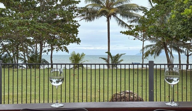 Salty Lodge -Absolute Beach Front