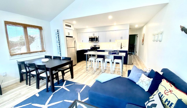 Salty Pause: Dog-Friendly Townhome 3 Blocks from the Beach!