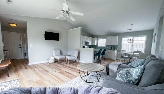 Salty Paws - Newly Renovated & Dog Friendly!
