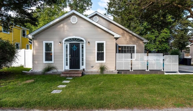 Salty Pup. New, spacious, renovated house! PET FRIENDLY large fenced yard!