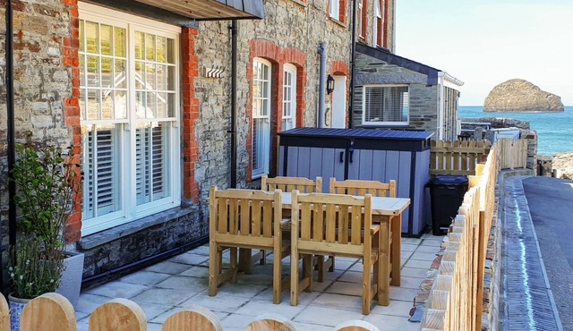 SALTY SEA DOG, pet friendly, character holiday cottage in Tintagel