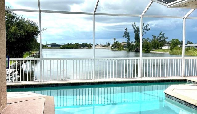 Salty Seahorse Serenade Lake 4-bedroom house in Cape Coral A/C POOL WiFi