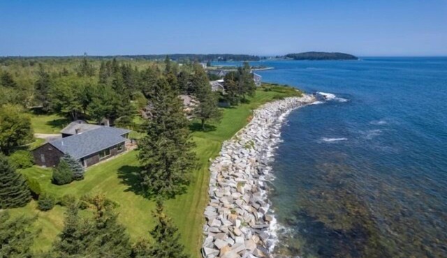 Salty Seas, stunning home with high-end fixtures & sweeping ocean views