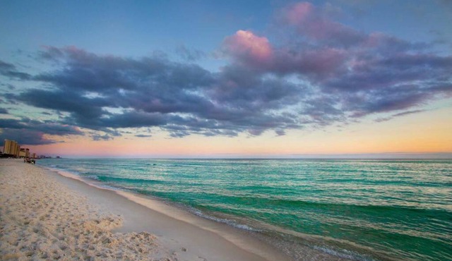 Salty Shell Cottage. Spacious 3 bed,2 1/2 bath with pool.