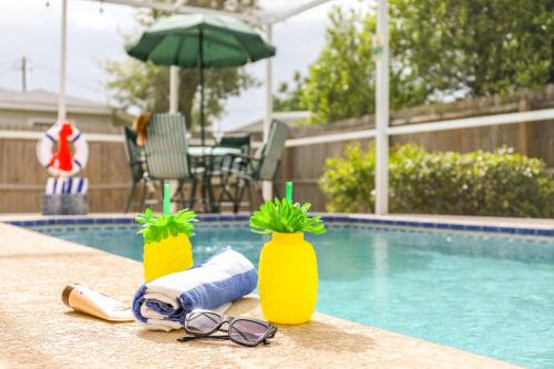 Salty Tide Getaway - Nightlife, Pool, Play, Beach