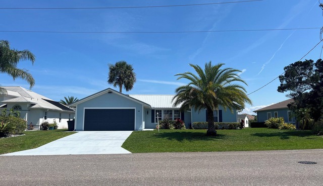 Salty Waterways Escape with a dock. Family friendly, boat rental available