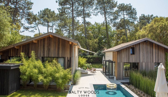 Salty Woods Lodge 6 bedrooms & 6 bathrooms Walking distance from beach 12p