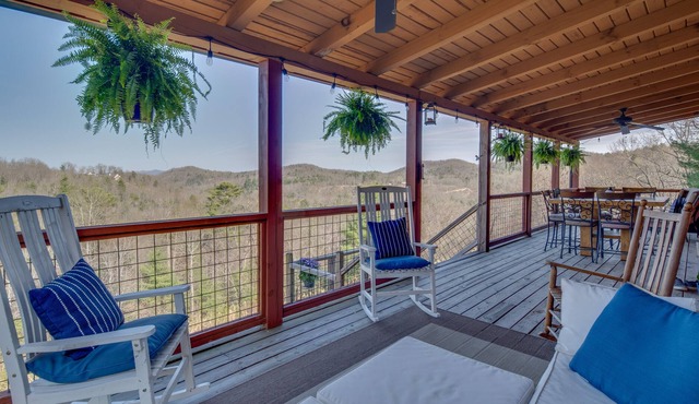 Saluda Cabin Retreat w/ Stunning Mountain Views!