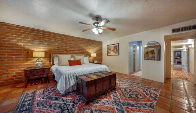 Sam Hughes/Carport /3 BR 2 BA /U of A/Fenced