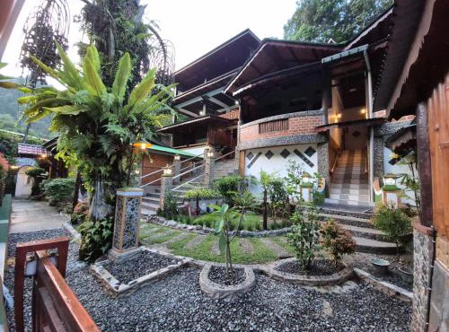 Sam's Bungalows And Treks