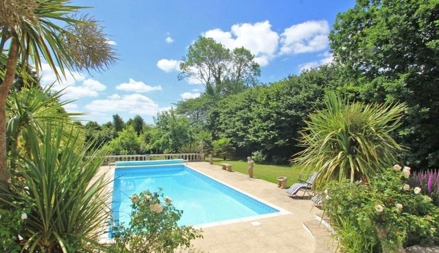 SAM'S CABIN, family friendly, with pool in Looe