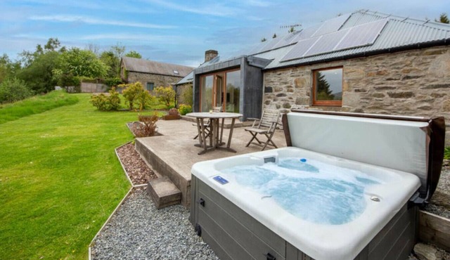 Sam's Cottage with Loch Tay Vistas & Hot Tub