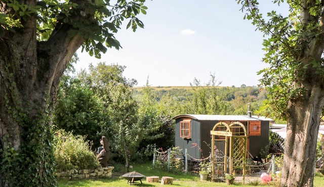 SAMPHIRE AT MIDDLE ACRE, romantic, with hot tub in Ringstead