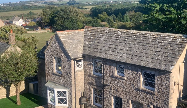 SAMPHIRE COTTAGE, pet friendly, with a garden in Langton Matravers