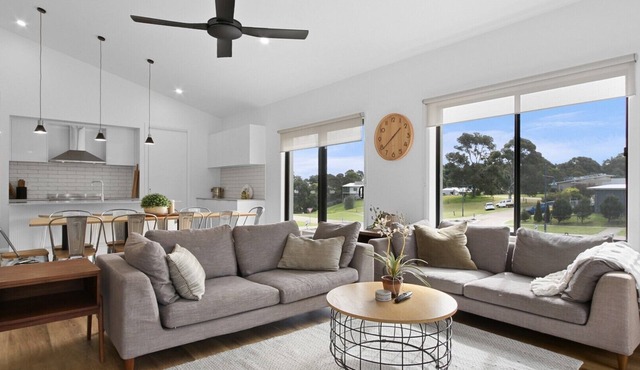 Sams House | Modern Metung Escape