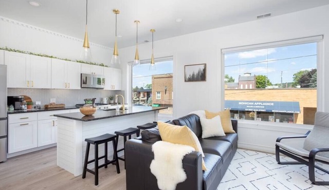 Sams Loft on Main St. 5 min to Mohican