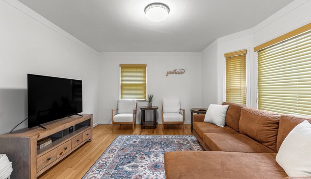 Sams Place: Western Vibe Blocks from DT RO