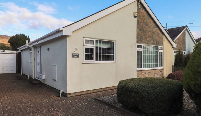 SAMSON'S PLACE, pet friendly, country holiday cottage in Morfa Bychan