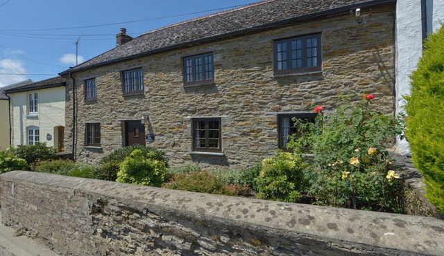 SAMUELS COTTAGE, pet friendly, country holiday cottage in Lanreath