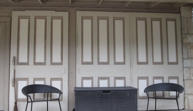 San Antonio Carriage House: Hill country view, horses and live music