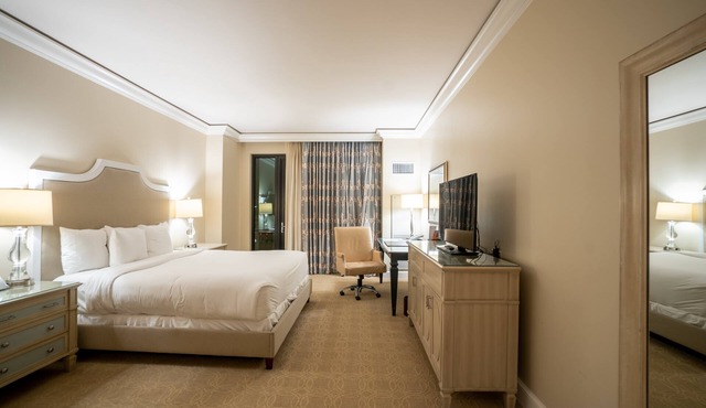 San Antonio | Couples Resort Stay | Pool + Spa | 1BR Suite