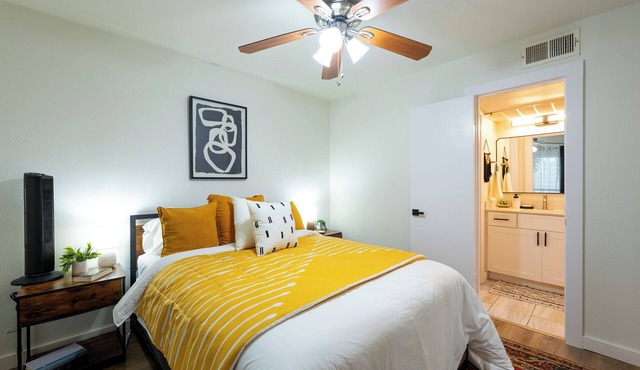 SAN ANTONIO COZY, QUICK AND QUIET ONE BRM GATEAWAY. RIVERWALK/SEAWORLD CLASS!