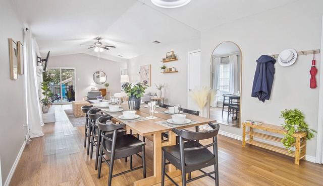 San Antonio Gem! Heated Pool, Games, Gym & Cozy Comforts
