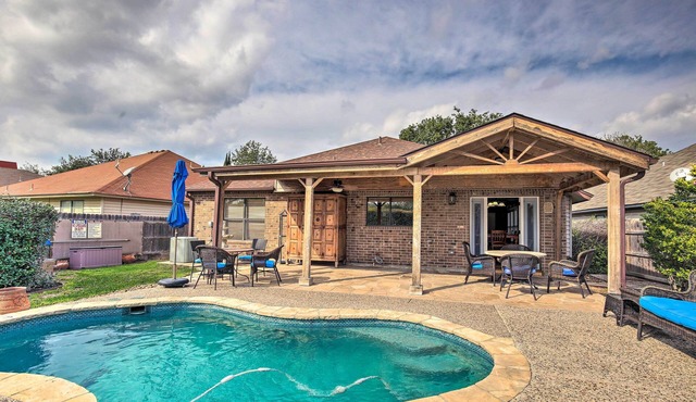 San Antonio Getaway w/Pool ~ 18 Mi to Downtown!