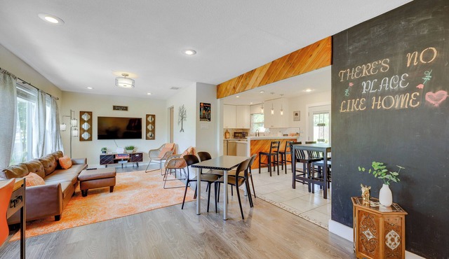 San Antonio Home, 2 Mi to Airport - Pets Welcome!